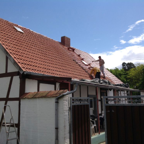 Beschichtung von Betonziegel in Ziegelrot