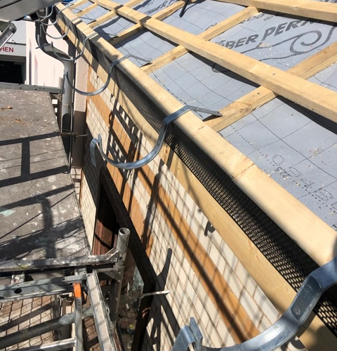 Dach und Fassade  an denkmalgeschütztes Altstadt-Objekt