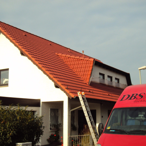 Dachsanierung in Ziegelrot