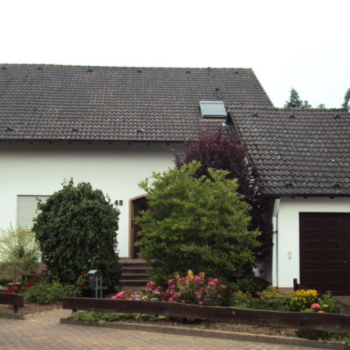 Dachreinigung und Beschichtung am Betonziegel in Dunkelbraun